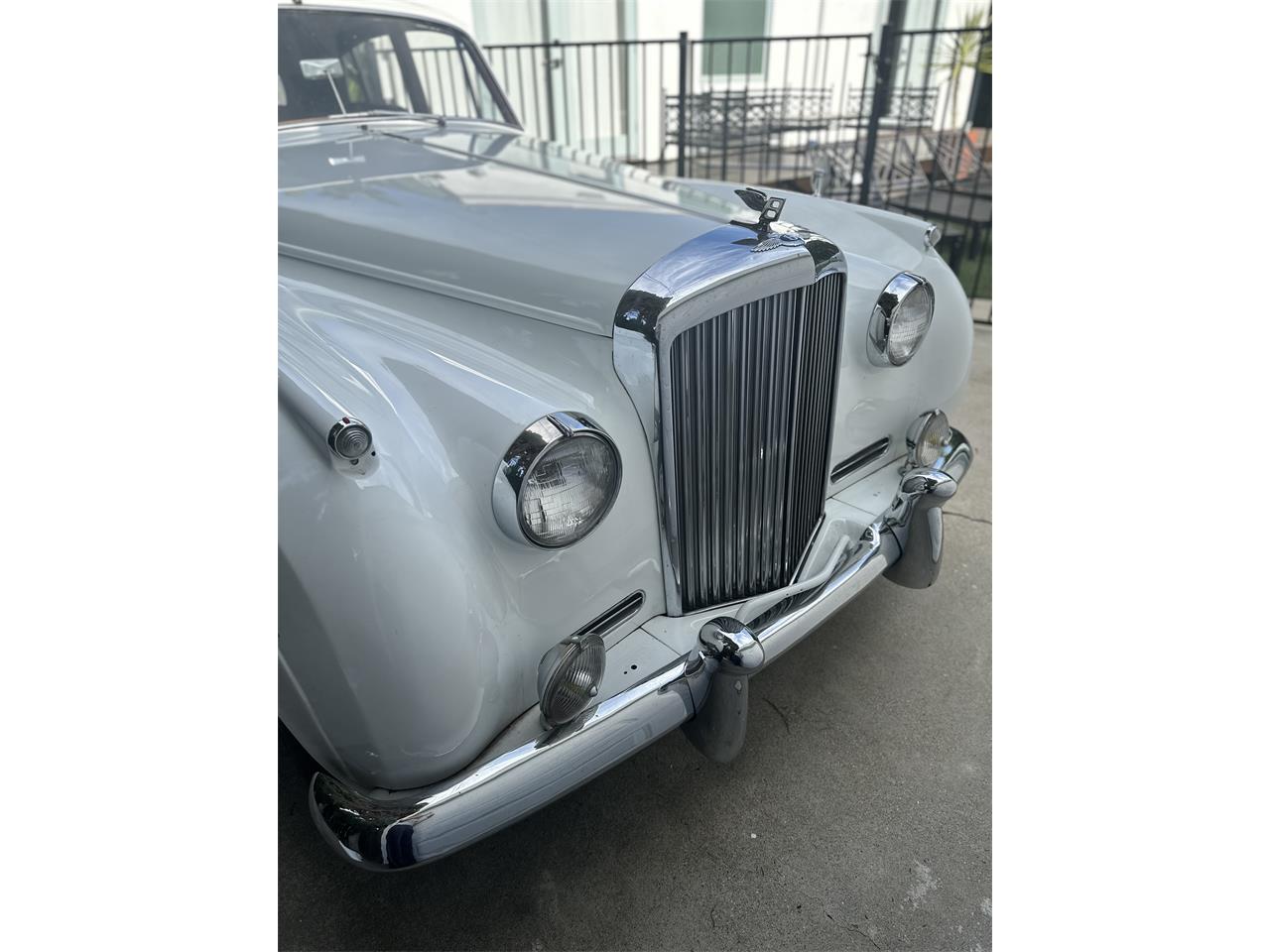 Bentley-S2-1960-Pearl-White-Black-Brown-52