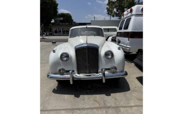 Bentley-S2-1960-Pearl-White-Black-Brown-53