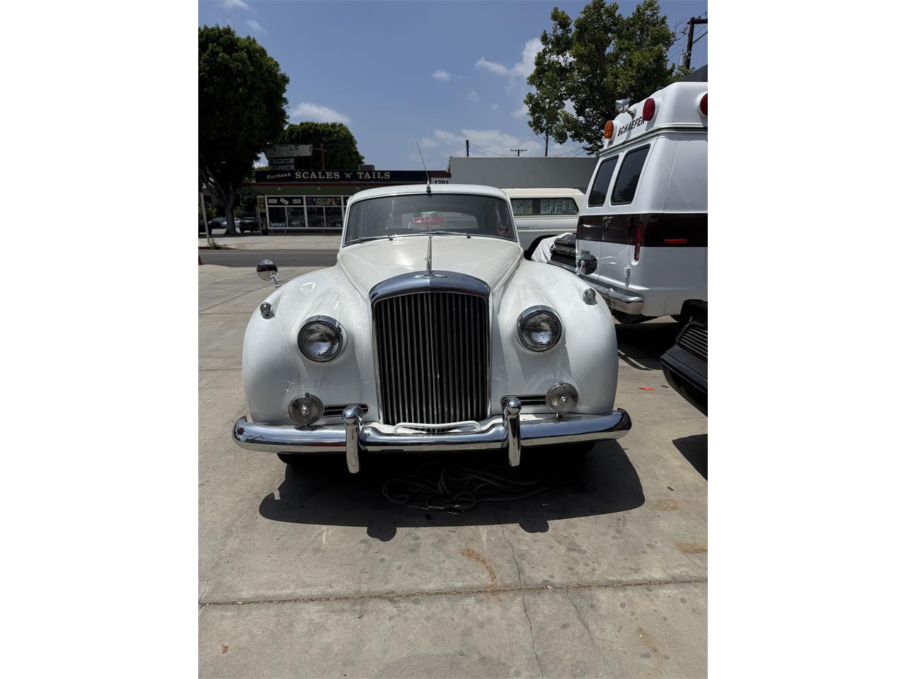 Bentley-S2-1960-Pearl-White-Black-Brown-53