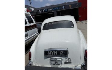 Bentley-S2-1960-Pearl-White-Black-Brown-54