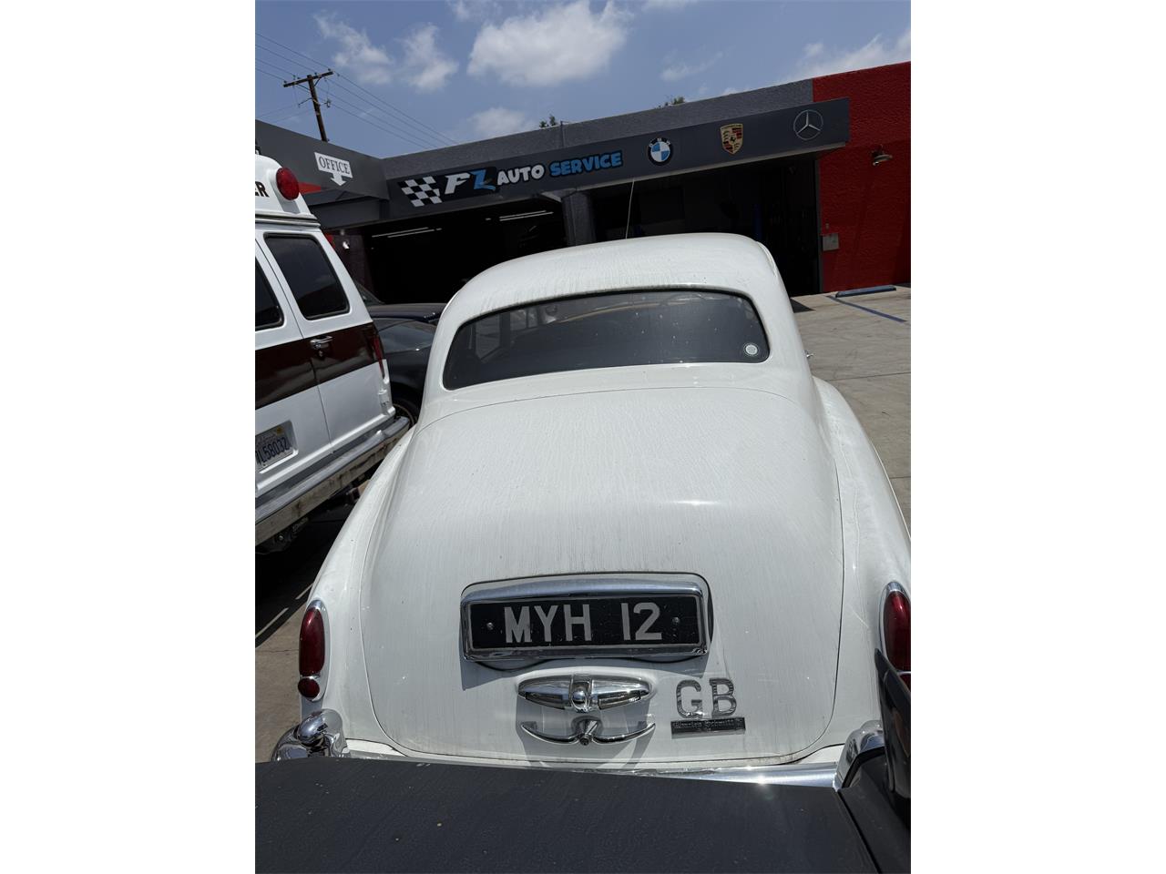 Bentley-S2-1960-Pearl-White-Black-Brown-54