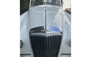 Bentley-S2-1960-Pearl-White-Black-Brown-55