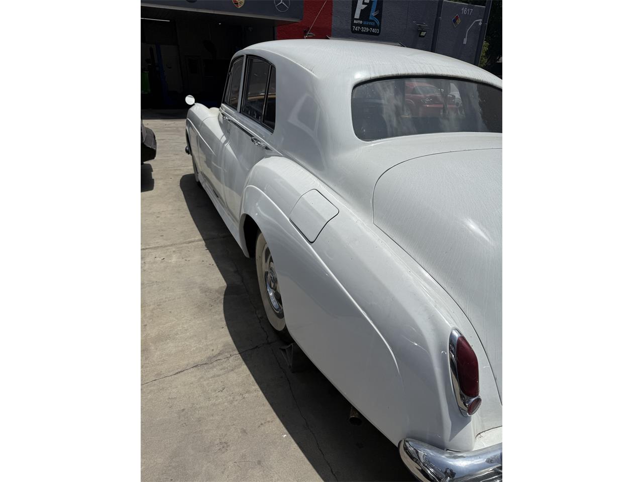 Bentley-S2-1960-Pearl-White-Black-Brown-56
