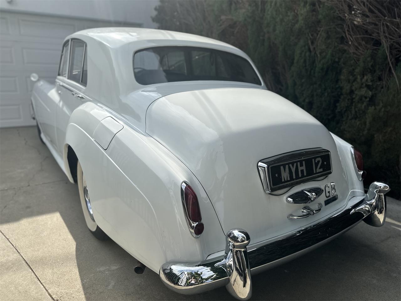 Bentley-S2-1960-Pearl-White-Black-Brown-6
