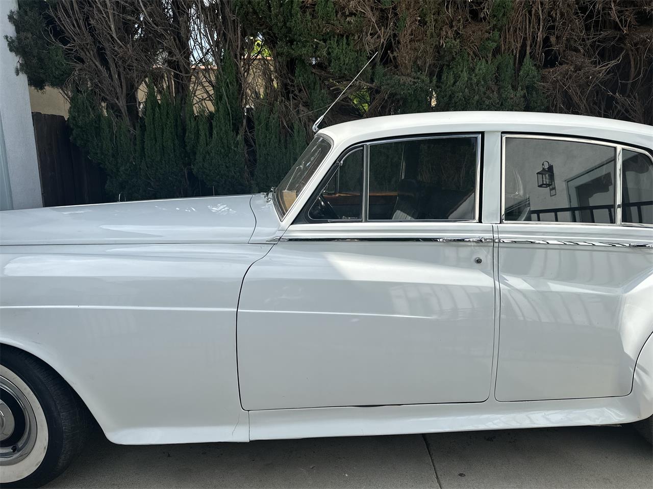 Bentley-S2-1960-Pearl-White-Black-Brown-7