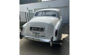 Bentley-S2-1960-Pearl-White-Black-Brown-8
