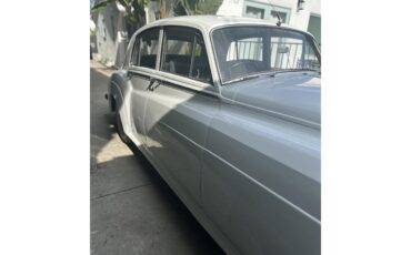 Bentley-S2-1960-Pearl-White-Black-Brown-9