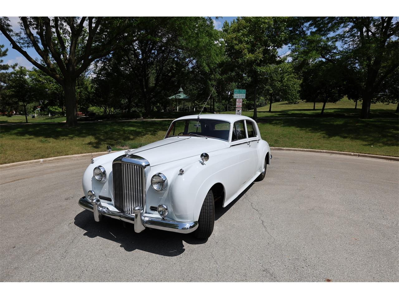 Bentley-S2-1961-White-Black-11
