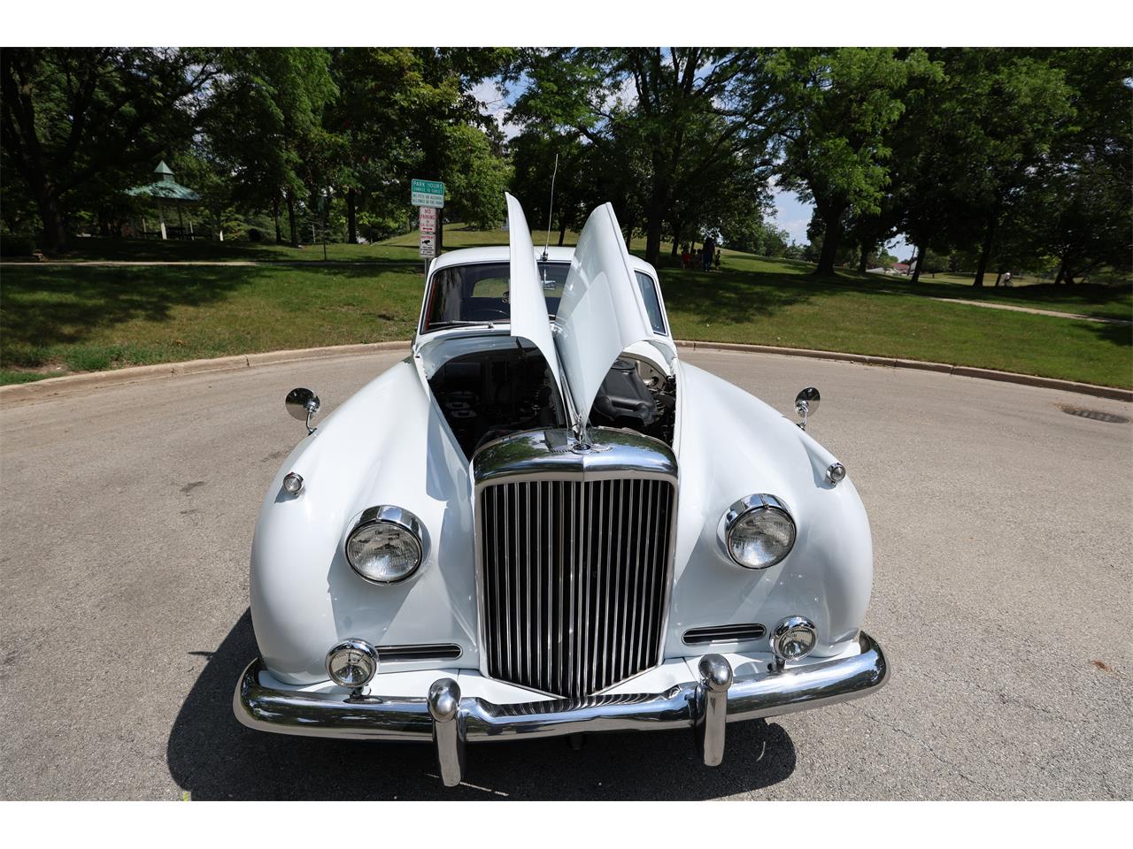 Bentley-S2-1961-White-Black-3
