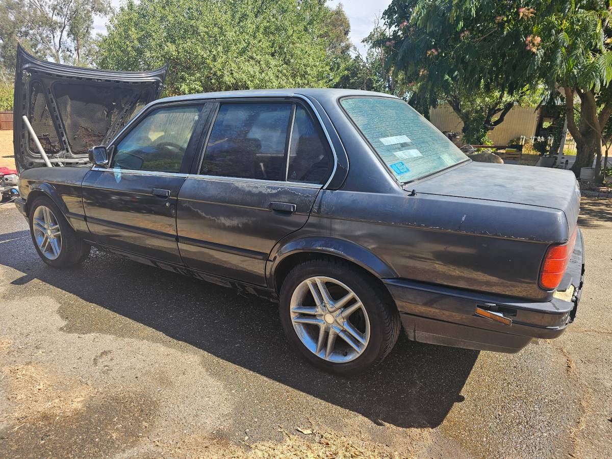 Bmw-318i-1991-black-3
