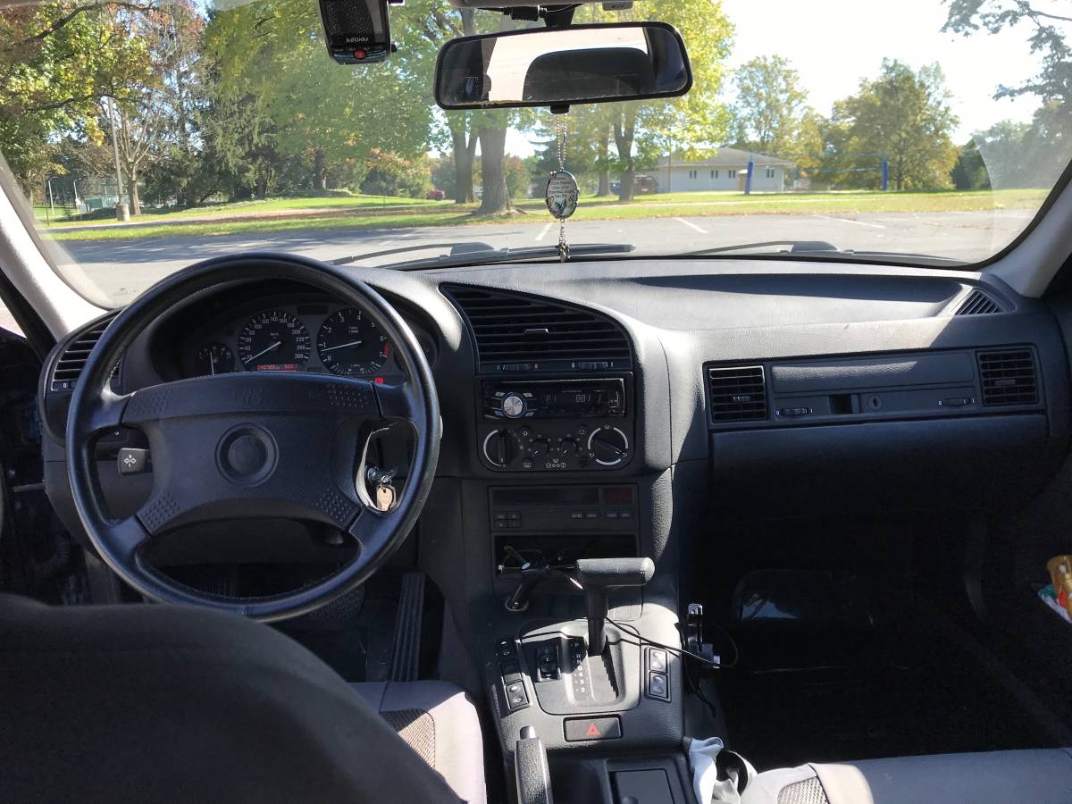 Bmw-320i-1993-black-4