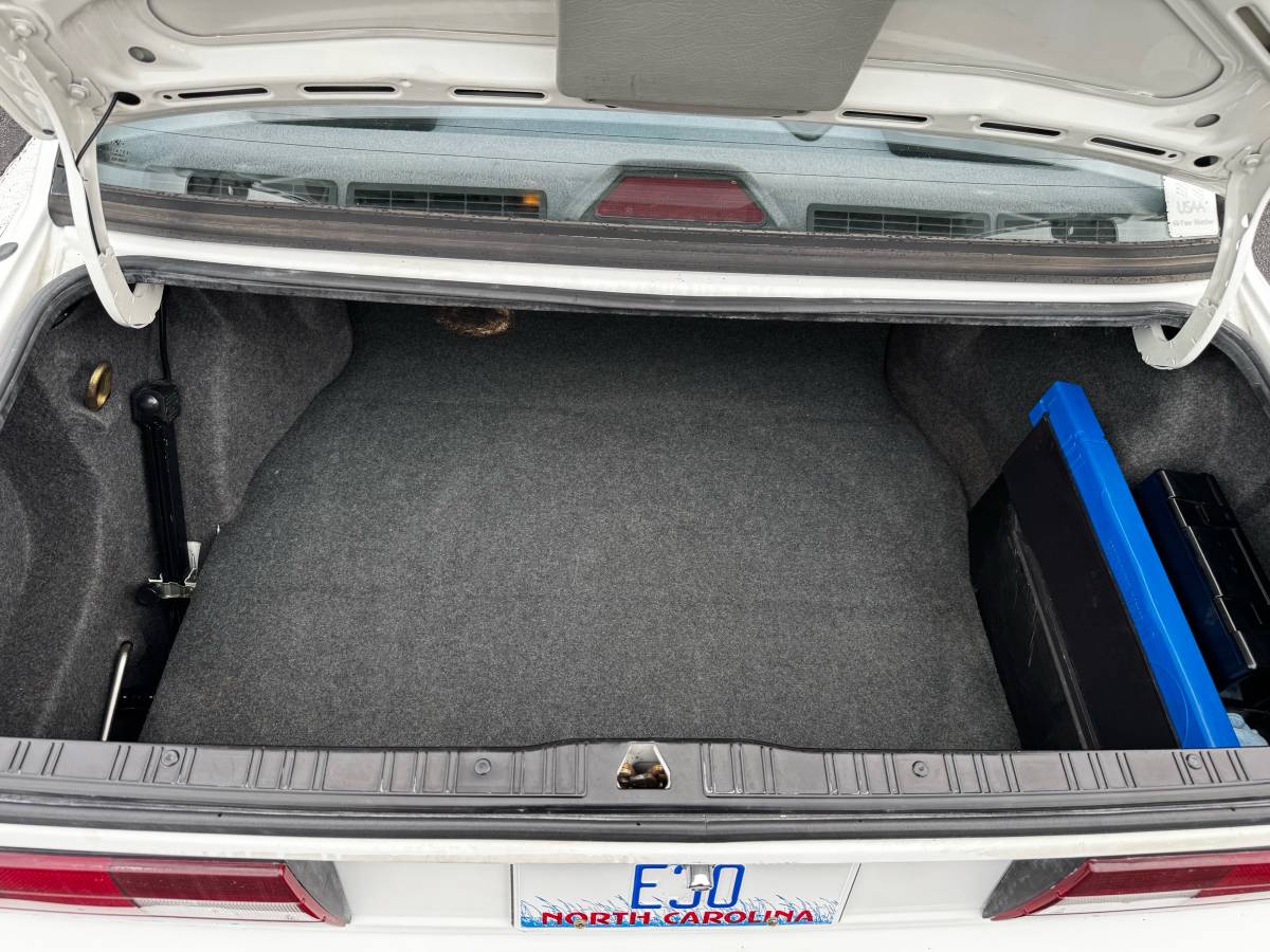 Bmw-325i-1991-white-7