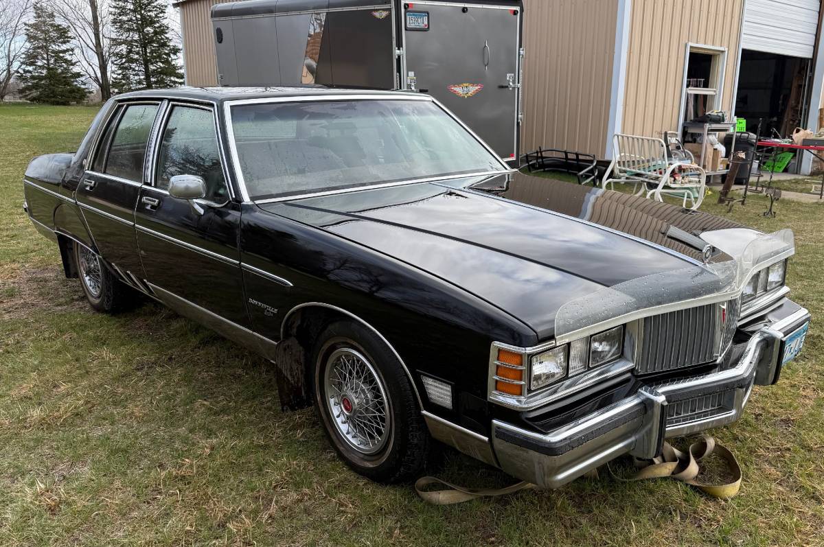 Bonneville-brougham-1981-black-2