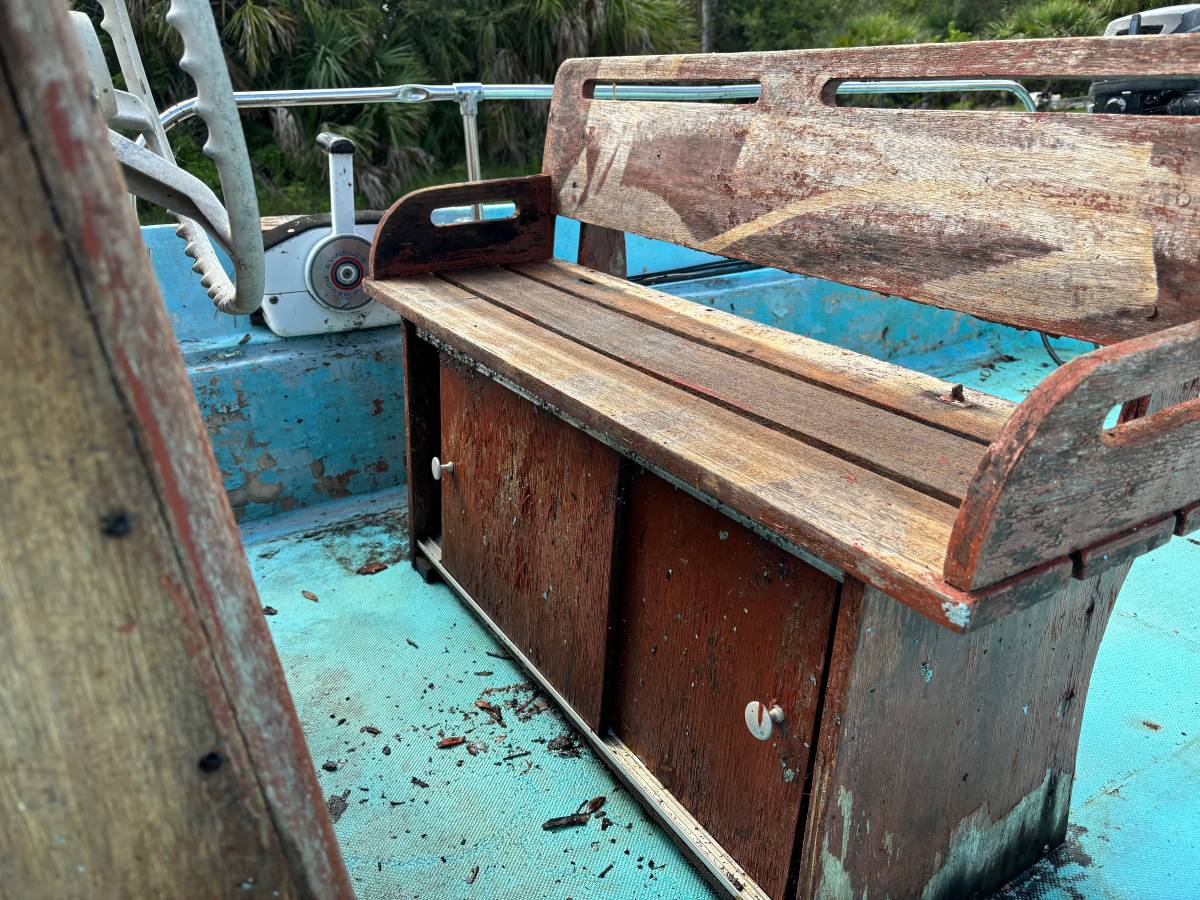 Boston-whaler-1964-white-12