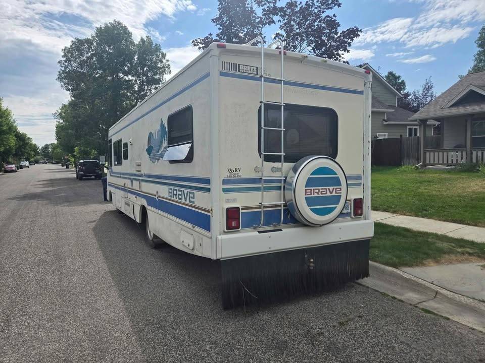Brave-winnebago-1993-white-1