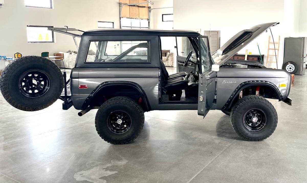 Bronco-1973-silver