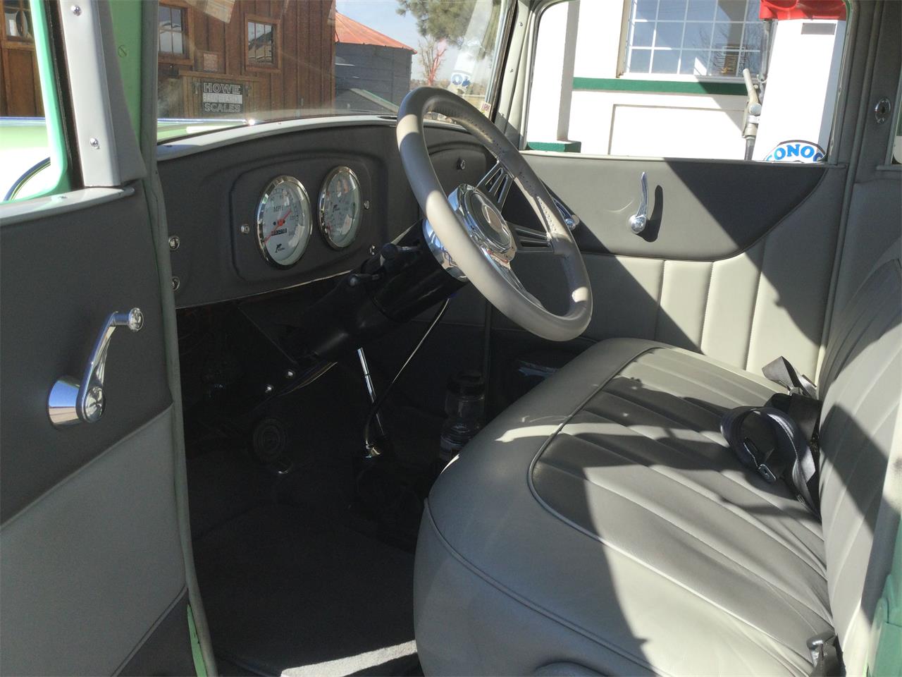 Buick-Coupe-1932-2-tone-light-green-grey-2