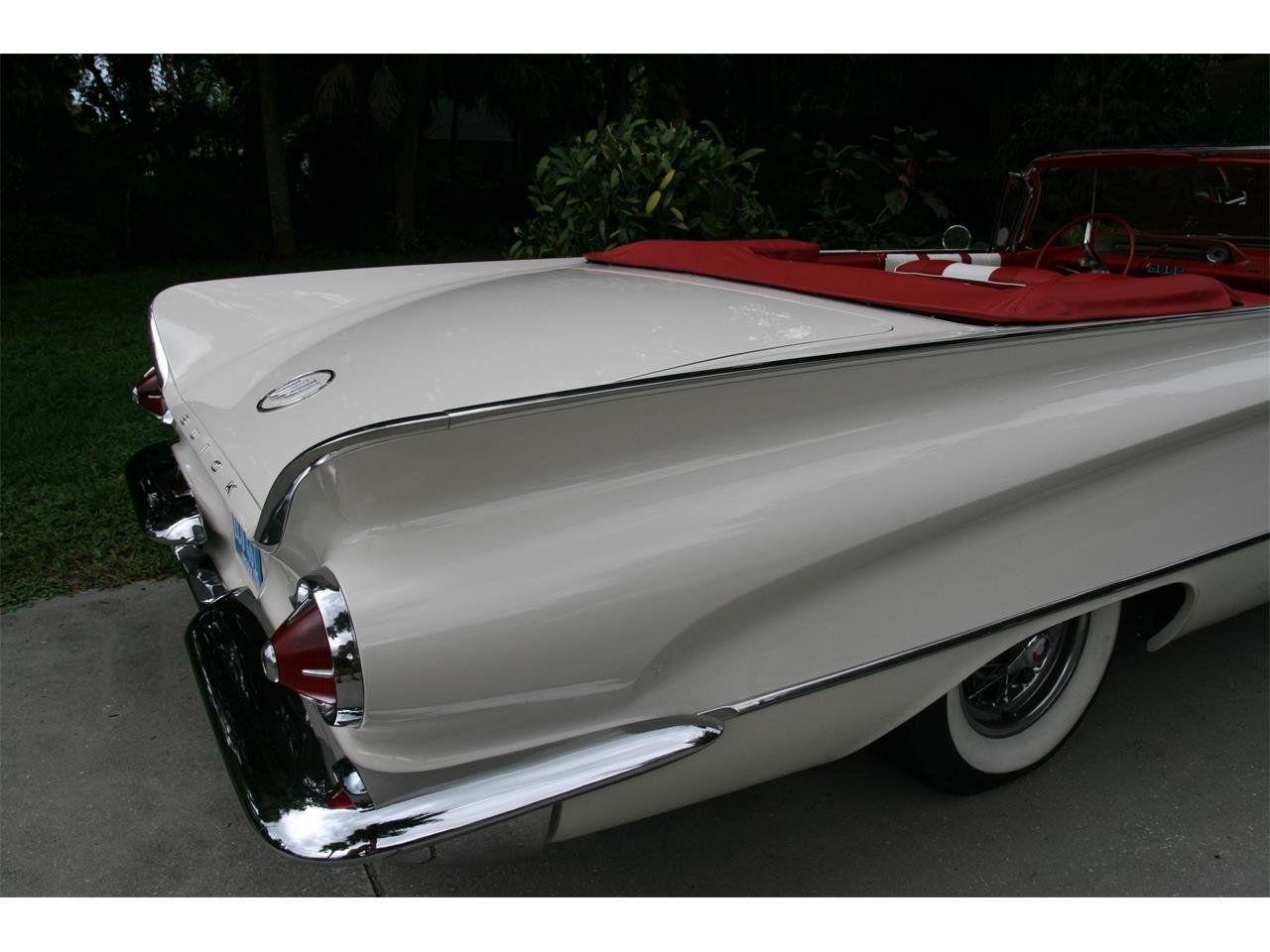 Buick-Lesabre-1960-white-red-amp-white-1