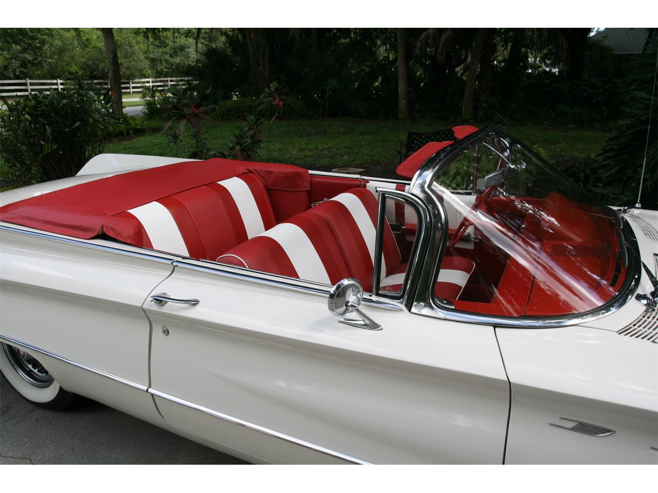 Buick-Lesabre-1960-white-red-amp-white-11