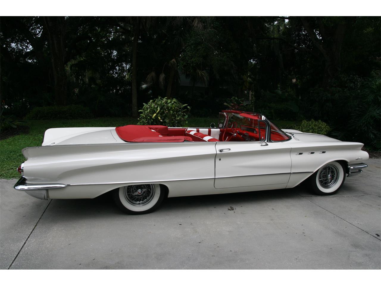 Buick-Lesabre-1960-white-red-amp-white-12