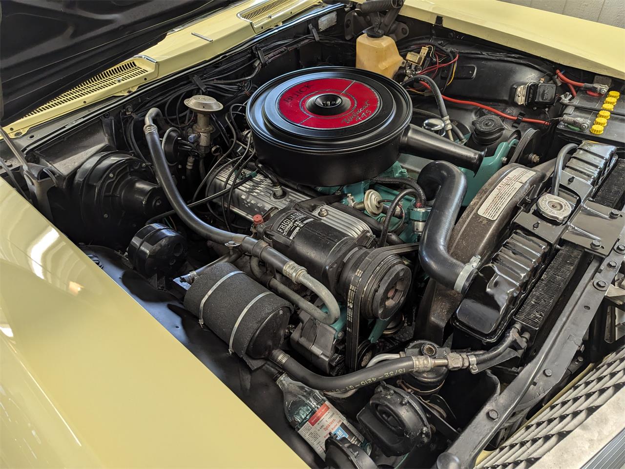 Buick-Riviera-1965-Bamboo-Creme-Black-11