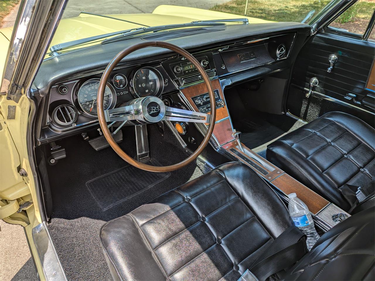 Buick-Riviera-1965-Bamboo-Creme-Black-4