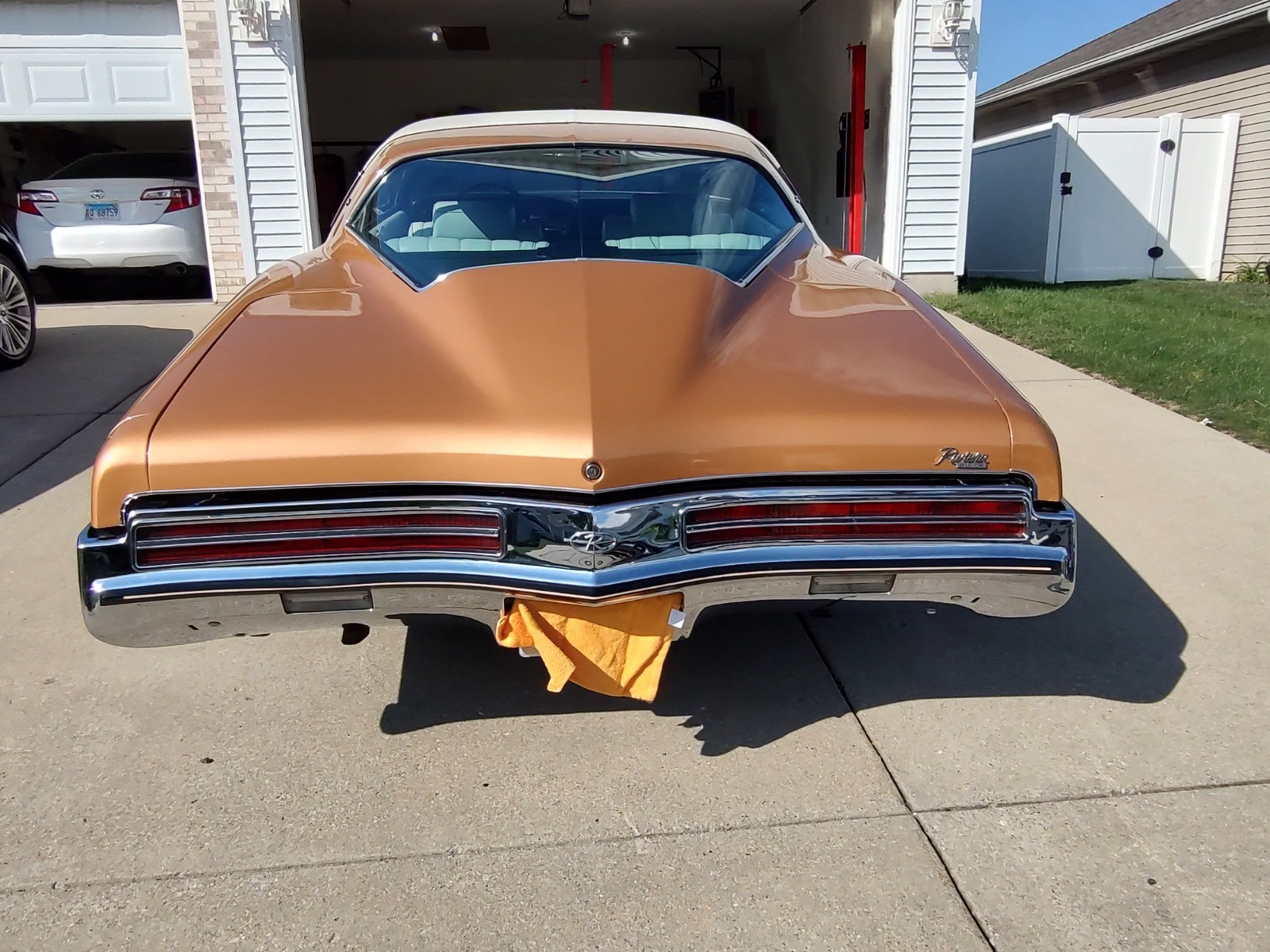 Buick-Riviera-1973-Coupe-2