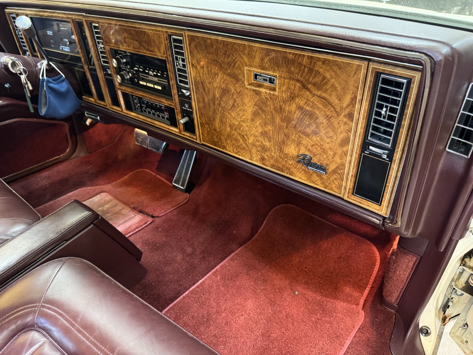 Buick-Riviera-1985-COUPE-12