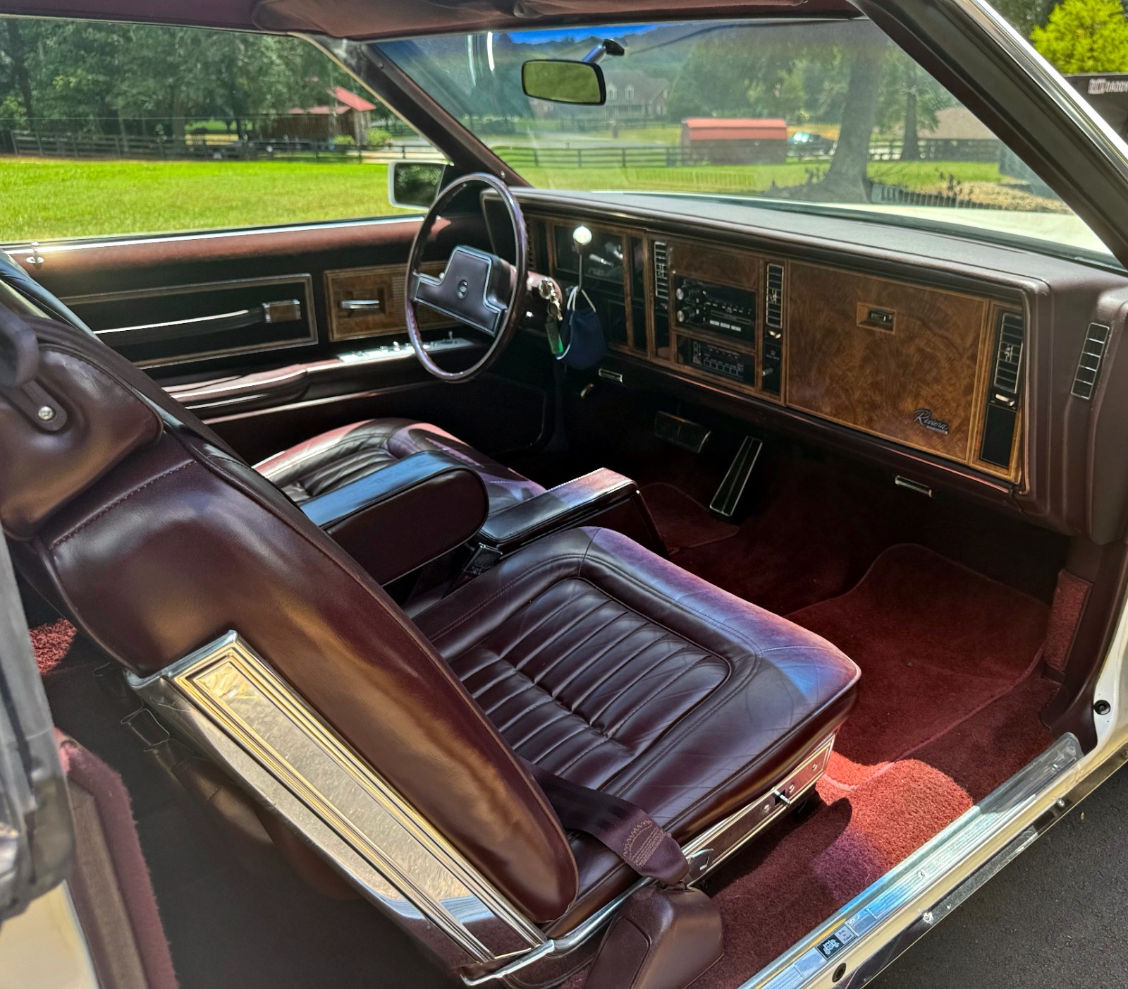 Buick-Riviera-1985-COUPE-17