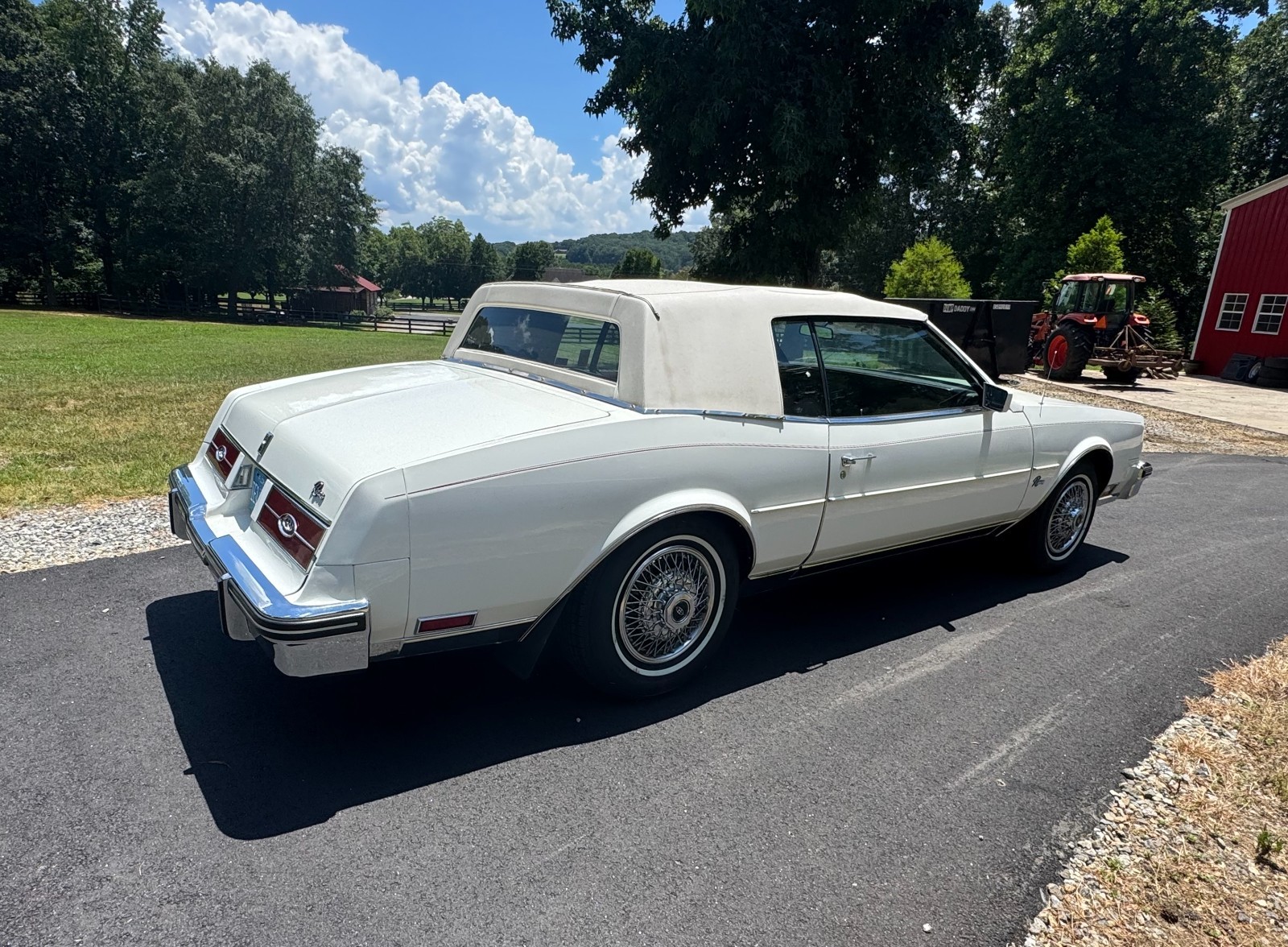 Buick-Riviera-1985-COUPE-19