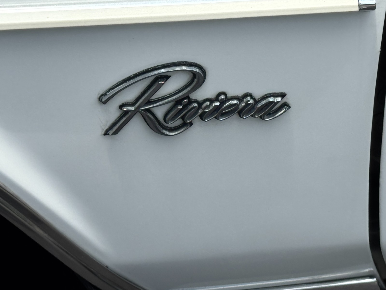 Buick-Riviera-1985-COUPE-24