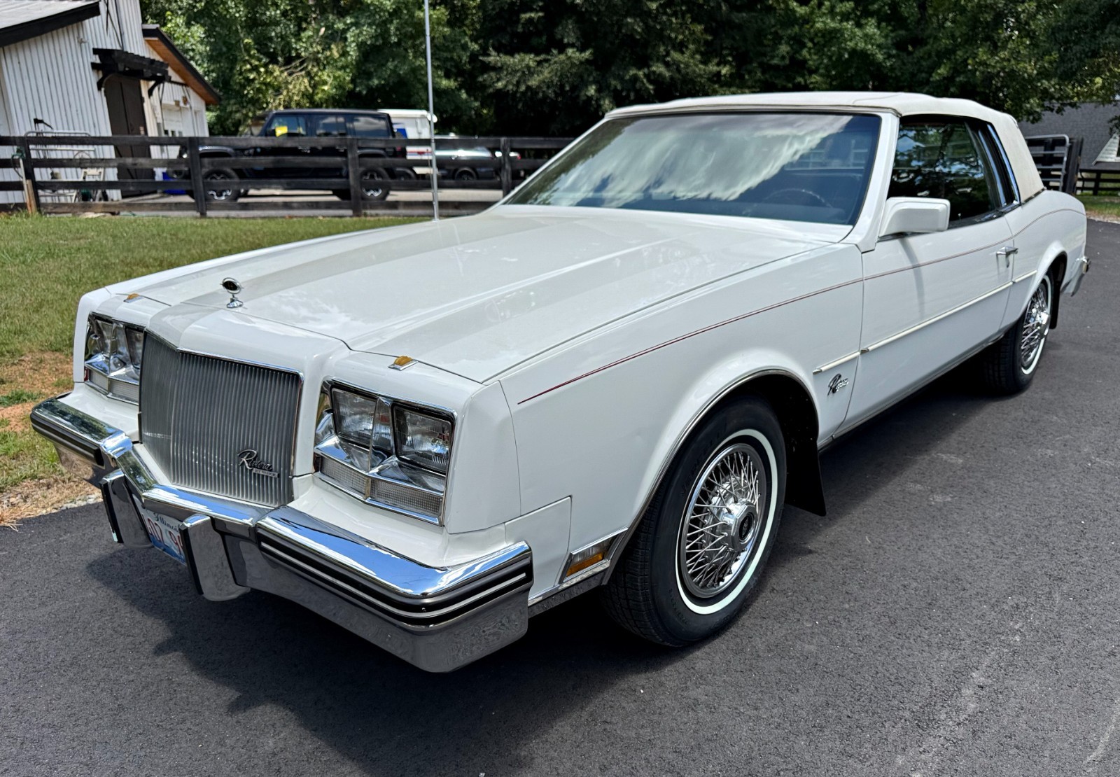 Buick-Riviera-1985-COUPE-29