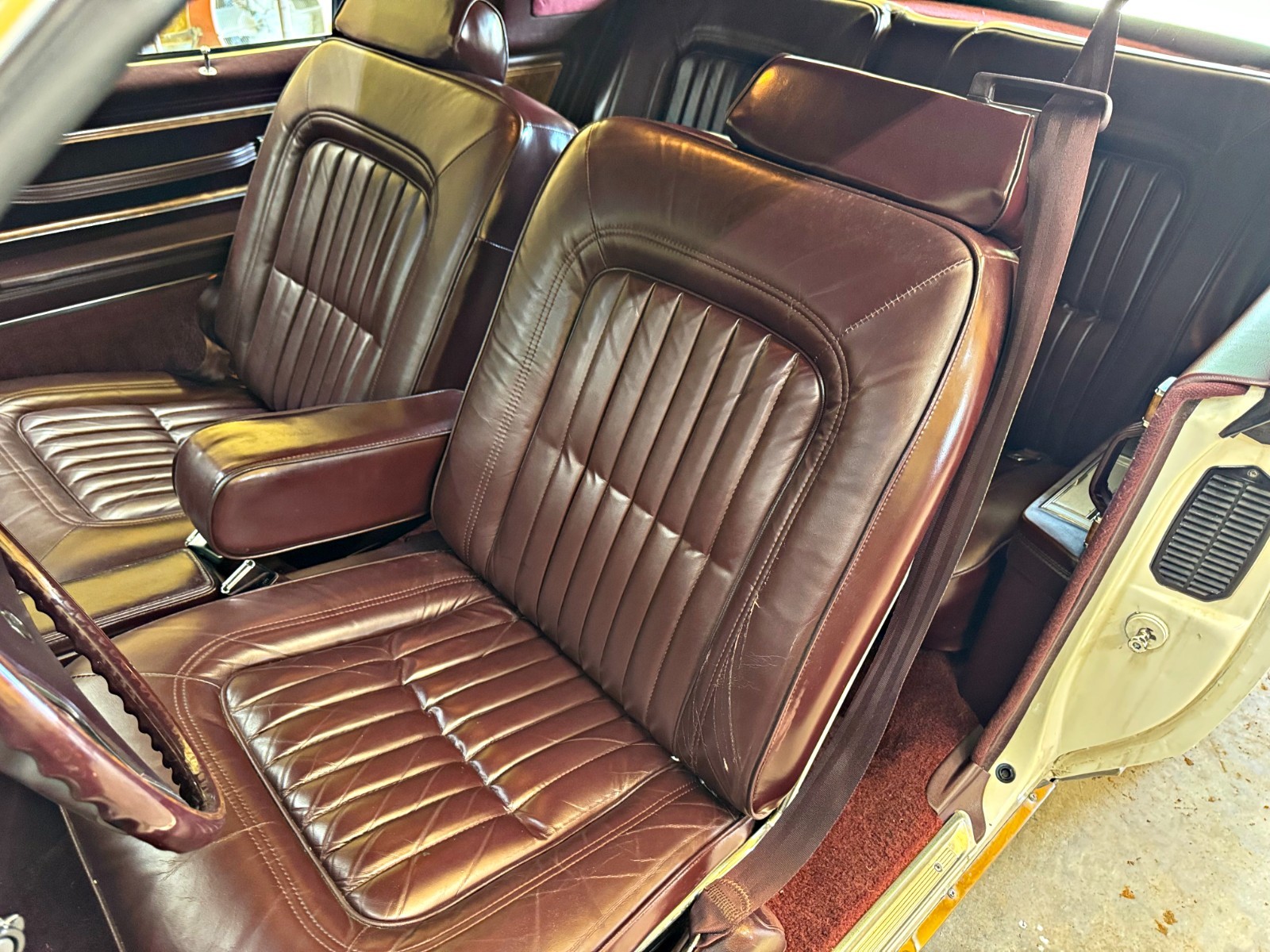 Buick-Riviera-1985-COUPE-9