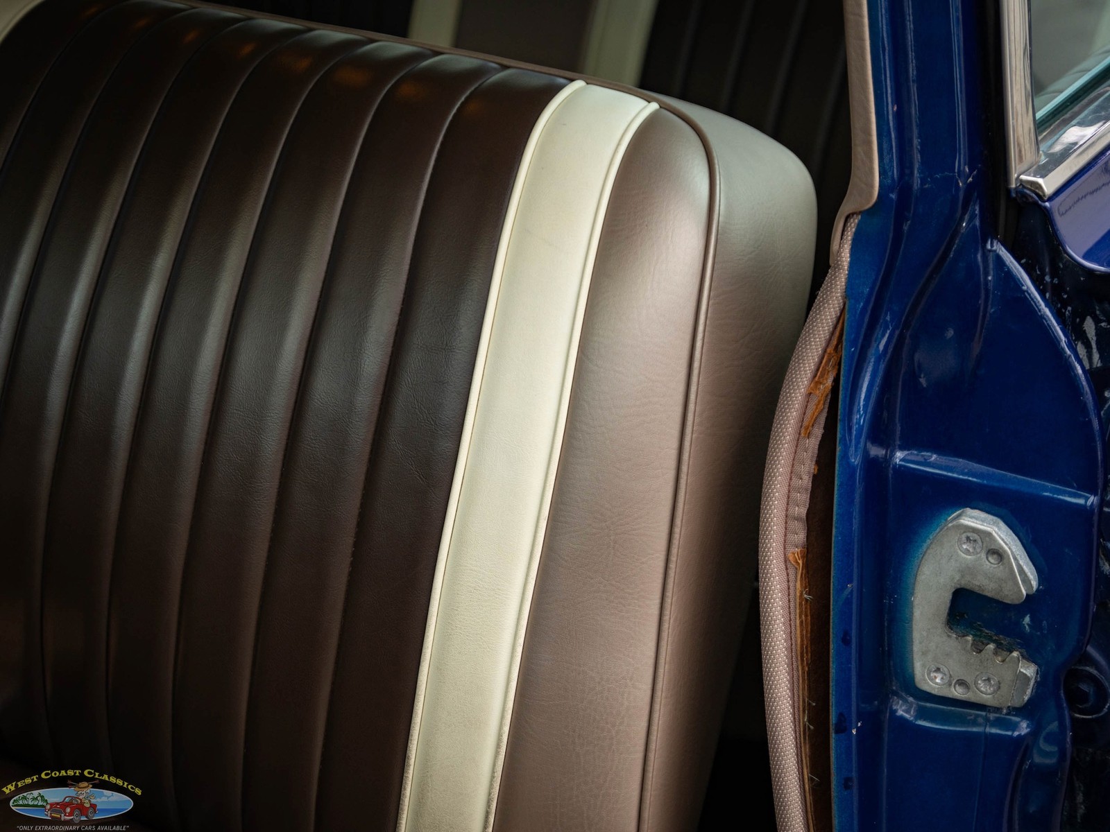 Buick-Wildcat-1964-4-Door-Sedan-22