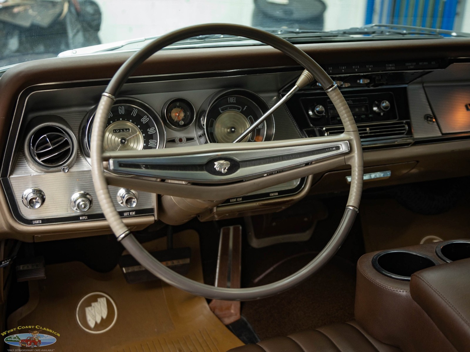 Buick-Wildcat-1964-4-Door-Sedan-28