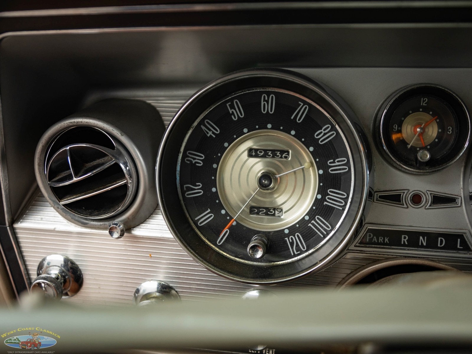 Buick-Wildcat-1964-4-Door-Sedan-30