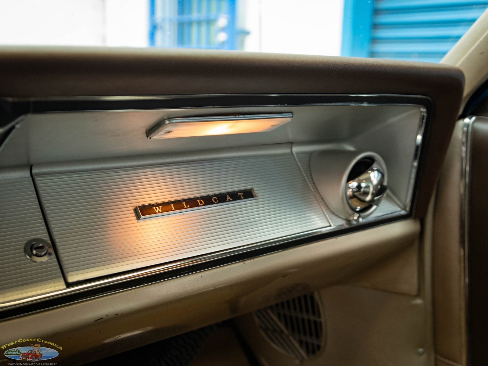 Buick-Wildcat-1964-4-Door-Sedan-33