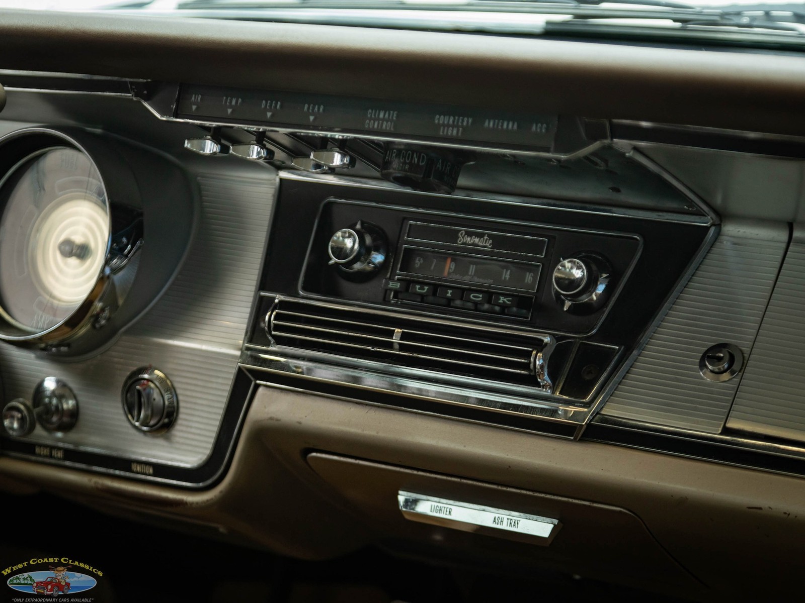 Buick-Wildcat-1964-4-Door-Sedan-35