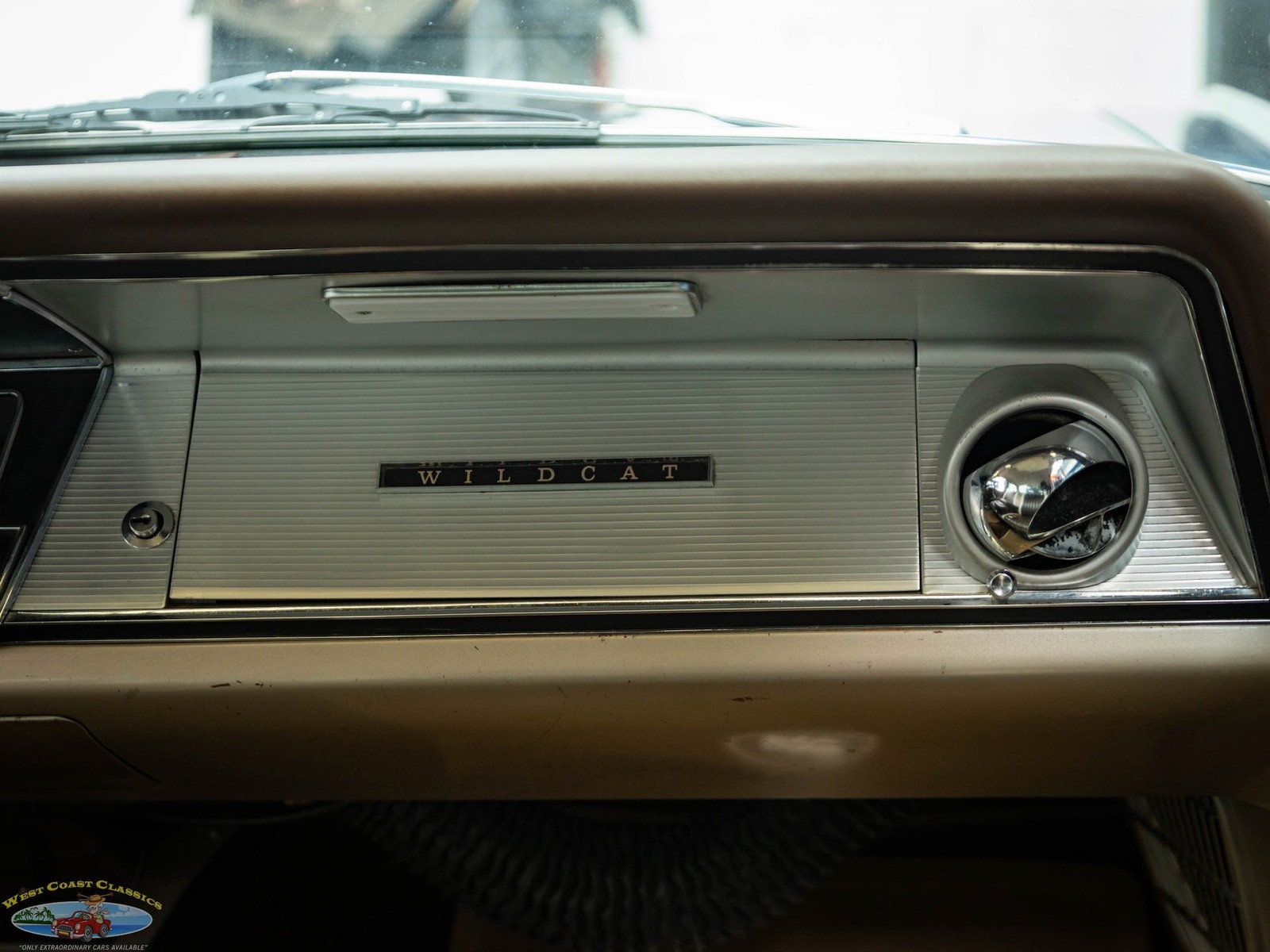 Buick-Wildcat-1964-4-Door-Sedan-36