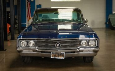 Buick-Wildcat-1964-4-Door-Sedan-8