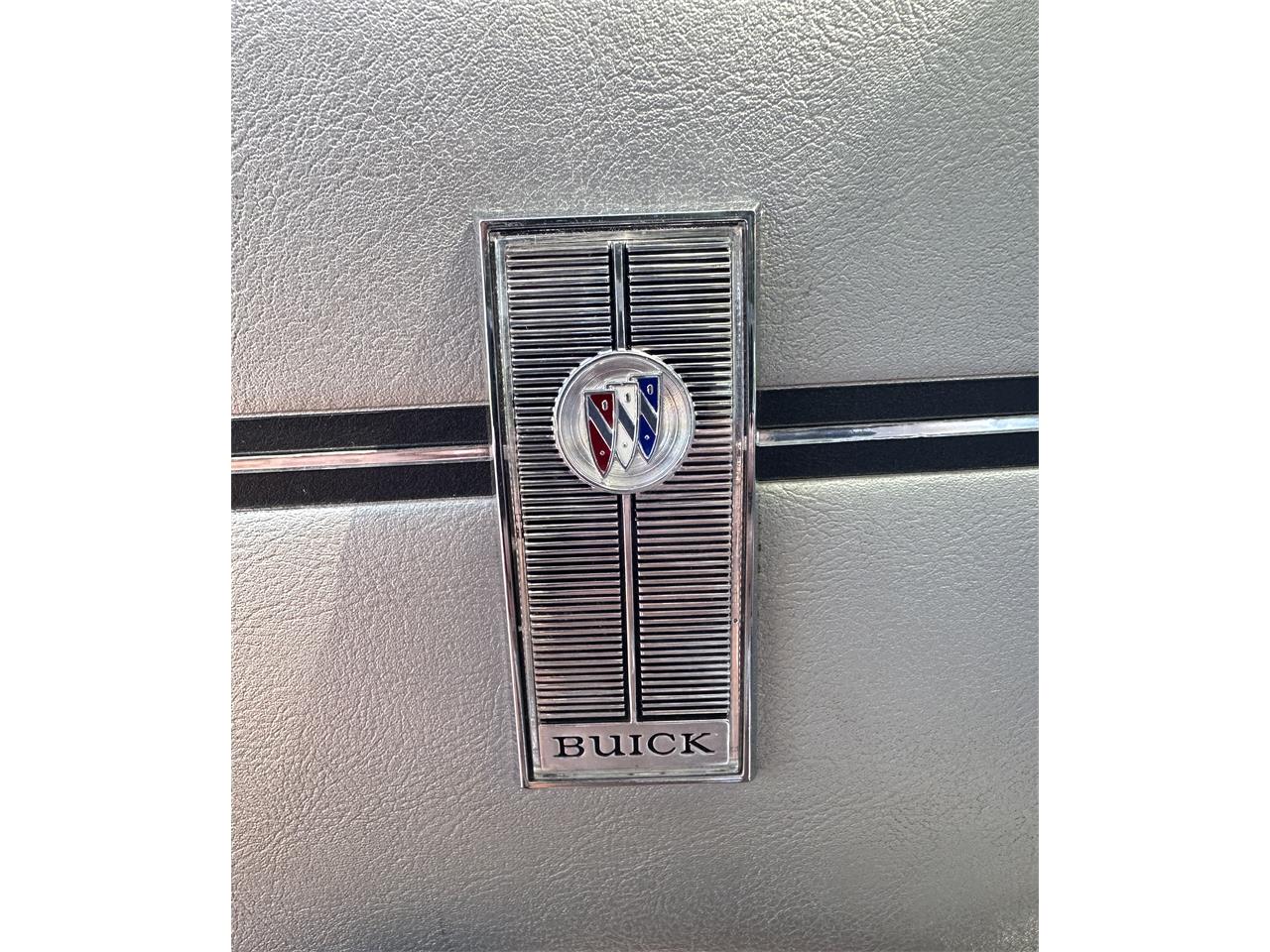 Buick-Wildcat-1965-Silver-Silver-Black-33