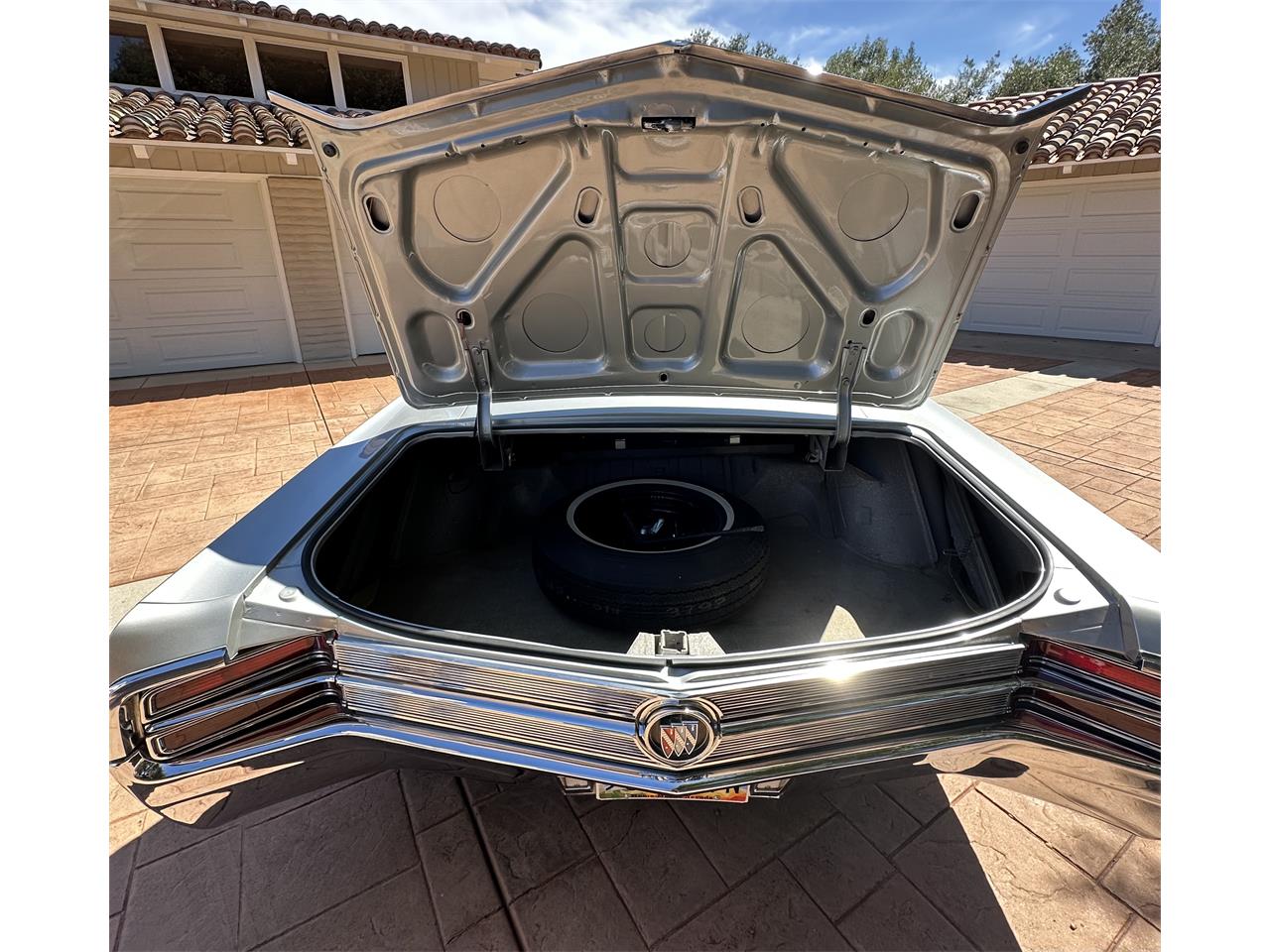 Buick-Wildcat-1965-Silver-Silver-Black-40