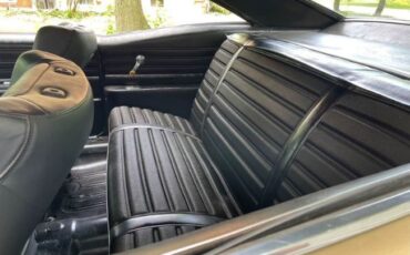 Buick-Wildcat-1967-Gold-Black-Leather-2