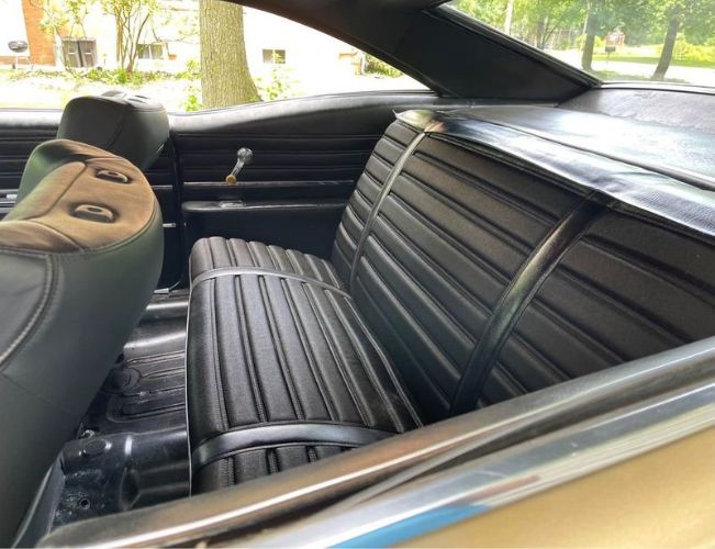 Buick-Wildcat-1967-Gold-Black-Leather-2