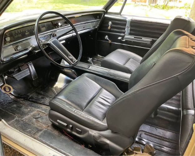 Buick-Wildcat-1967-Gold-Black-Leather-4