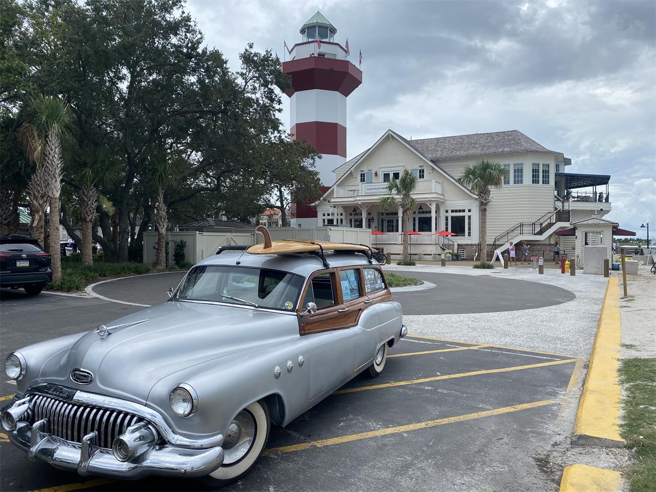 Buick-Woody-wagon-1952-silver-graywood-1
