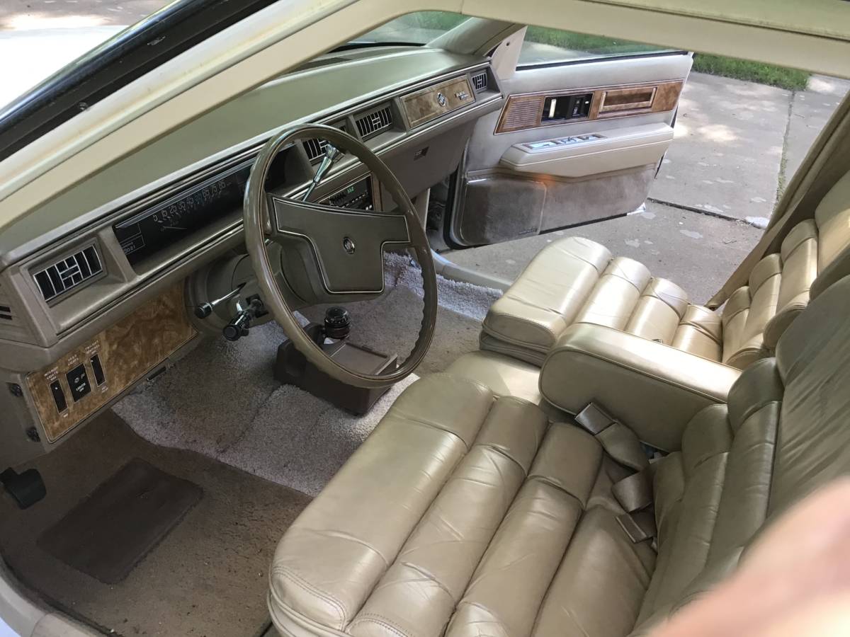 Buick-park-avenue-1986-white-2