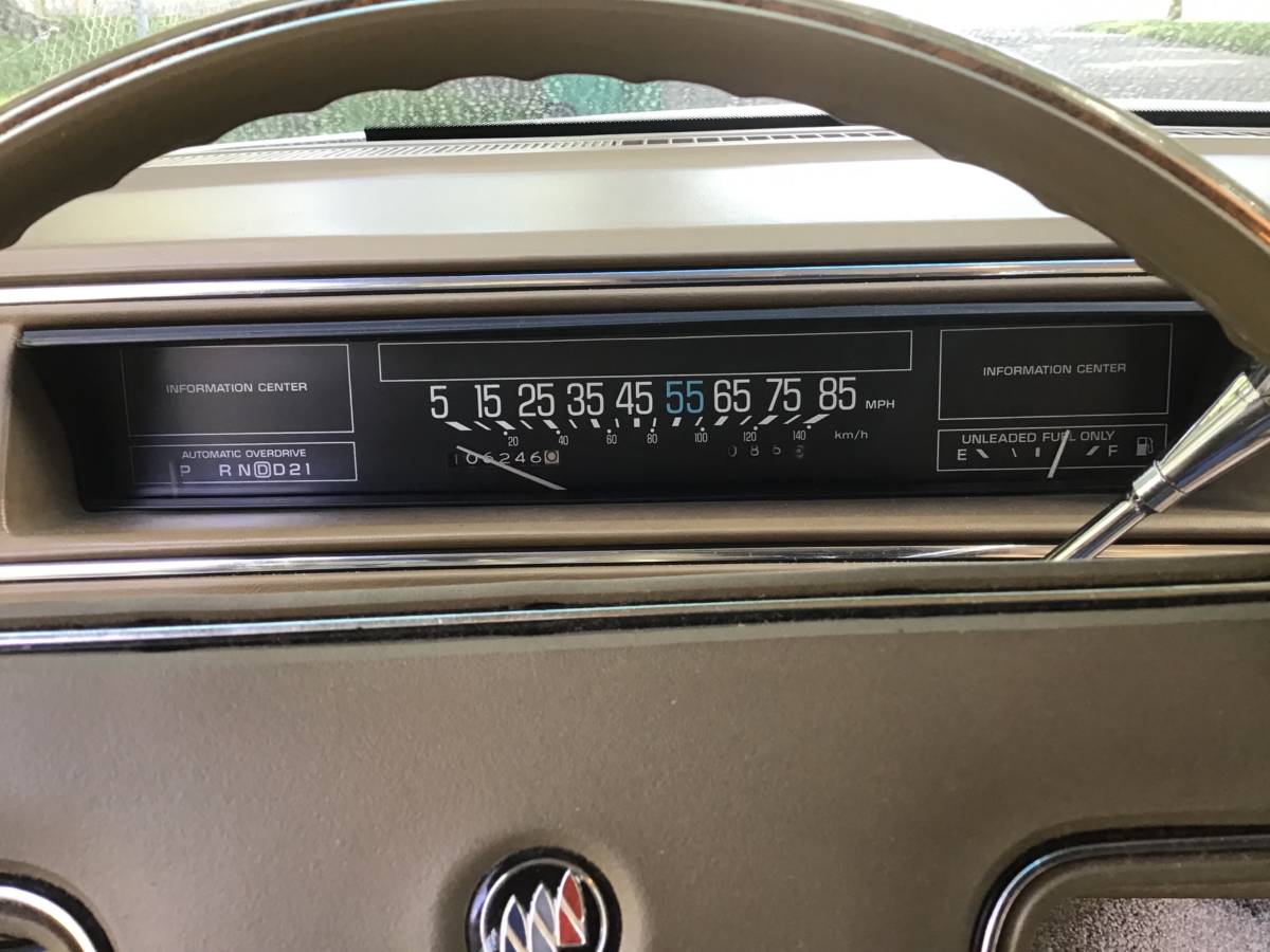 Buick-park-avenue-1986-white-4