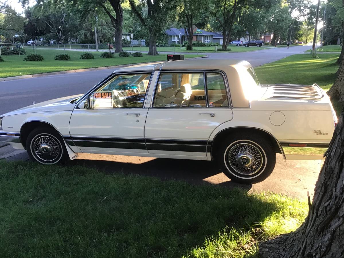 Buick-park-avenue-1986-white