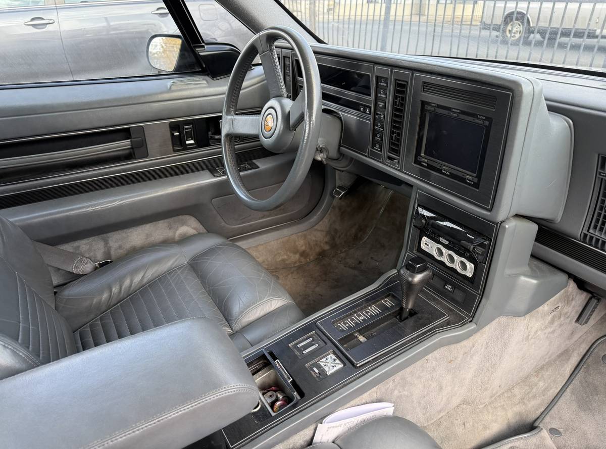 Buick-reatta-1989-silver-19
